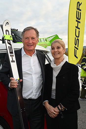Franz Klammer mit Frau Eva  (li.),  / Film-Premiere "Klammer - Chasing the Line" im Cineplexx Kino in Villach (K&auml;rnten, &Ouml;sterreich) am 26. Oktober 2021 &copy;Foto: Agentur Schneider-Press/Erwin Schneider
